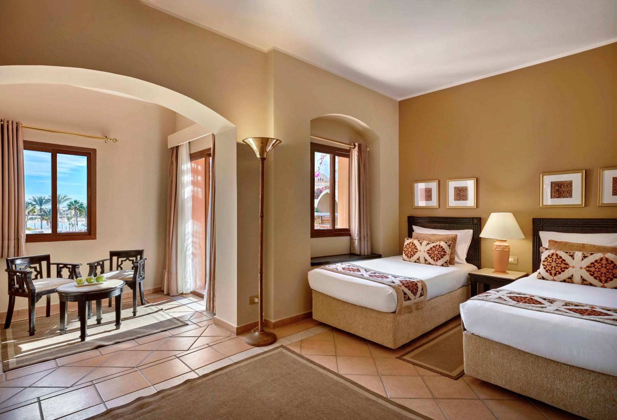 Camera Deluxe con Letto Queen-Size o 2 Letti Singoli e Vista Piscina